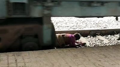 امرأة عجوز تنجو من دهس قطار بشكل لا يصدق (فيديو وصور)