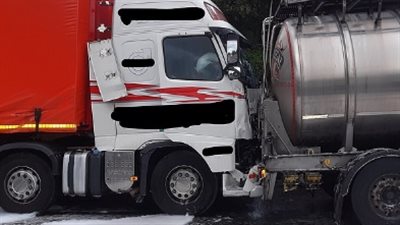 32 ألف لتر من الخمر يغرق طريق سيارات