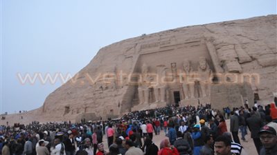 بالفيديو.. السياح يتوافدون على «أبو سمبل» والشبورة تحجب تعامد الشمس