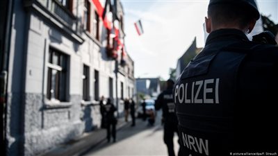 وسط حماية الشرطة.. رسوم جرافيتي للتغطية على شعارات نازية في دورتموند