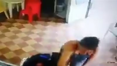 امرأة تلقن صديقها 