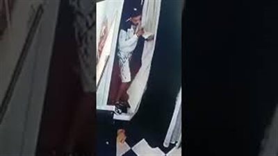 لحظة اقتحام لص صالون تجميل وسرقة هاتف امرأة (فيديو)