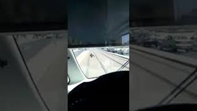 لحظة سقوط مراهق متهور من ترام (فيديو)