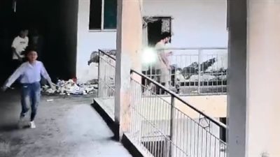 لقطات مروعة للحظة سقوط طالبين من الطابق الرابع بالمدرسة (فيديو)