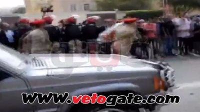 بالفيديو.. السيسي يوقف موكبه ليلتقط بوكيه ورد من مواطن