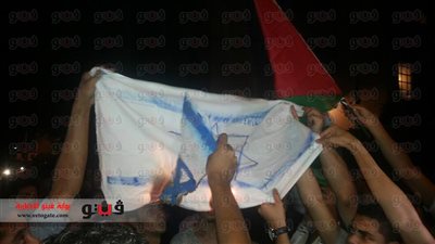 بالفيديو والصور.. حرق علم إسرائيل أمام سفارة فلسطين بالقاهرة للمرة الثالثة