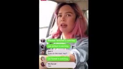 رد فعل فتاة تعرضت لحادث مروع أثناء بث مباشر (فيديو)