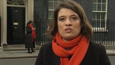 شبيهة مراسلة «سكاي نيوز» تثير ضجة بظهورها مسافرة عبر الزمن (فيديو وصور)