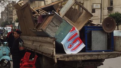 بالصور.. حملة أمنية لإزالة الإشغالات بمحطات مترو الأنفاق