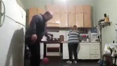 رد فعل امرأة لعب زوجها بالكرة داخل المطبخ وحطمه (فيديو)