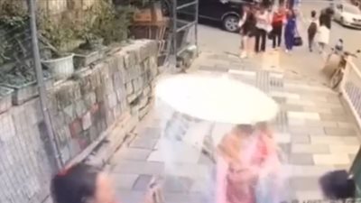 امرأة تدهس 4 أشخاص تحت عجلات سيارتها (فيديو)