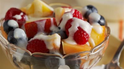 سلطة الفواكه بالزبادي والشوفان للريجيم الرمضاني