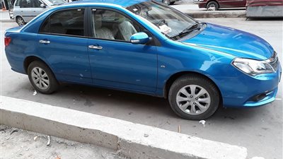 مواطن يتبرع بسيارته لتوصيل مرضى السرطان في بنها (صور)