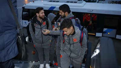 «برشلونة» يغادر لمواجهة لاس بالماس بالدوري (صور)