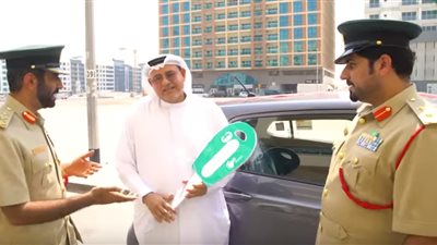 دبي تهدي مواطنا سيارة لالتزامه بإشارات المرور (فيديو)