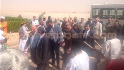بالصور.. محافظ أسوان يصل مطار أبوسمبل لاستقبال وزيري السياحة والآثار