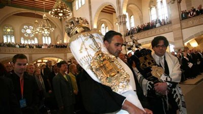 ألمانى يزين «معبدا يهوديا» بعبارة «أوقفوا القتل»