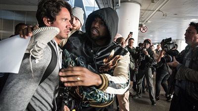 بالصور.. كاني ويست يفض شجار بين مصورين في مطار لاكس الدولي