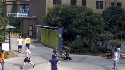 لحظة اعتداء رجل على صبي بطريقة وحشية (فيديو)