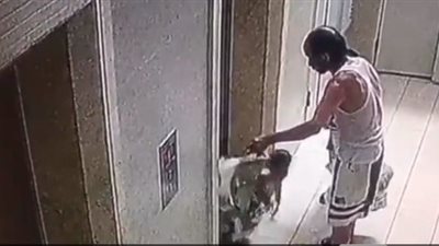 نهاية مروعة لصبي تركته والدته داخل المصعد (فيديو)