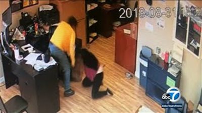 رد فعل موظفة لحظة اقتحام لص مسلح المتجر (فيديو)