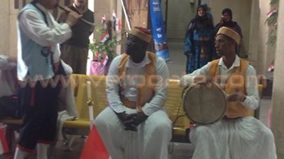 بالفيديو والصور.. تفاصيل تعامد الشمس على وجه رمسيس الثاني.. 4 آلاف سائح للاحتفال باللحظة التاريخية.. وزير الثقافة ومحافظ أسوان يحضران الظاهرة.. الشمس تمتنع عن التعامد.. وفرق غنائية تصل مطار أبوسمبل