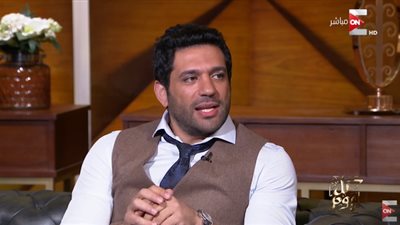 حسن الرداد: «أول ماشوفت أميتاب باتشان كنت هبوسه من بوقه» (فيديو)
