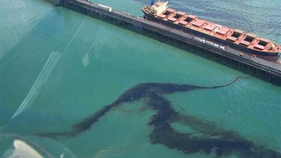 الصين تطور تقنية معالجة بقع النفط المتسرب في البحر