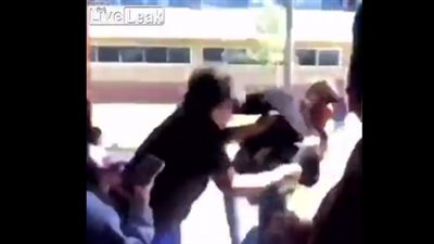 لحظة اعتداء فتاتين على صبي مصاب بالتوحد داخل المدرسة (فيديو)