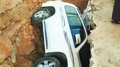 سعودي يسقط بسيارته في حفرة صرف صحي