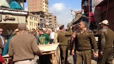 بالصور.. شبرا الخيمة تزيل التعديات بشارع 23 يوليو