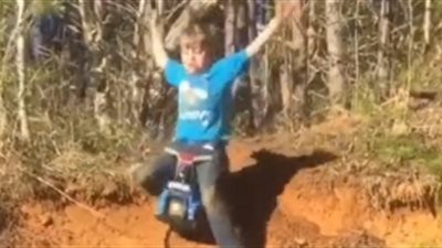 سقوط طفل بطريقة مروعة من منحدر (فيديو)