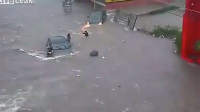 لقطات مروعة للحظة غرق فتاة في بلوعة مجاري (فيديو)