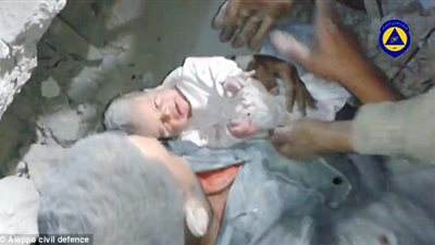 بالفيديو والصور .. إنقاذ رضيعة دُفنت حية بحلب السورية