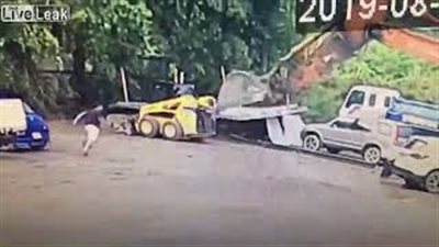 موظف ينتقم من مديره بطريقة مروعة (فيديو)