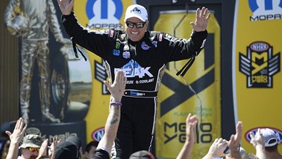 انفجار سيارة سباق تطيح بمنافستها داخل الحلبة (صور)