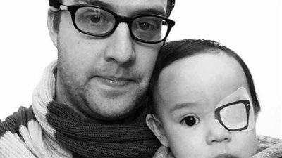 رد فعل أب طلب الطبيب وضع عصابة عين لطفلته الصغيرة (صور)