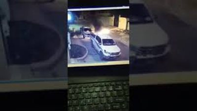 لحظة إشعال شخص النيران في سيارة بالسعودية (فيديو)