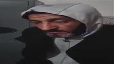 رجل يقتل طليقته ويقطع جثتها ويرميها للكلاب (فيديو)