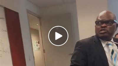 رد فعل رجل أصلع وضع شاب يده على رأسه (فيديو)