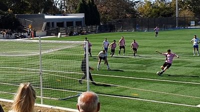 مدافع كرة قدم يضع فريقه في مأزق (فيديو وصور)