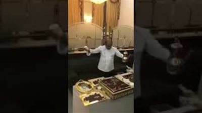 رد فعل طباخ لحظة رقص المعازيم في حفل زفاف خليجي (فيديو)