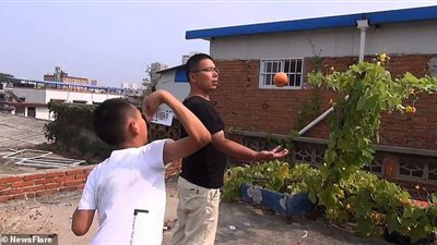 صبي يقدم مهارات مدهشة بكروت اللعب (فيديو وصور)