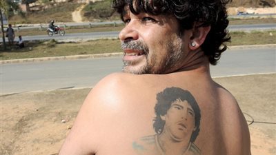 مشجع أرجنتيني يعد برسم وشم لـ