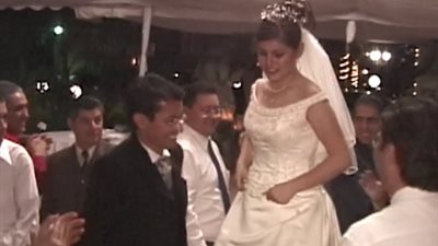 معازيم حفل زفاف يتسببون في سقوط مروع للعروس (فيديو)