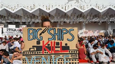 تظاهرات على السجادة الحمراء في مهرجان فينيسيا بسبب المناخ