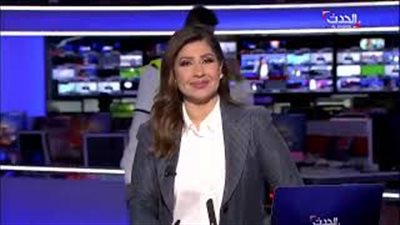 لحظة ظهور رجل أمن خلف مذيعة العربية على الهواء (فيديو)