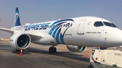 أولى طائرات مصر للطيران (A220) تصل مطار القاهرة (صور)
