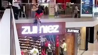 شاب يضع نفسه في موقف محرج داخل مول (فيديو)