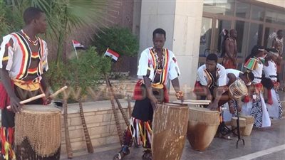 بالصور.. مسئولو مطار أبوسمبل يحتلفون بتعامد الشمس على تمثال رمسيس